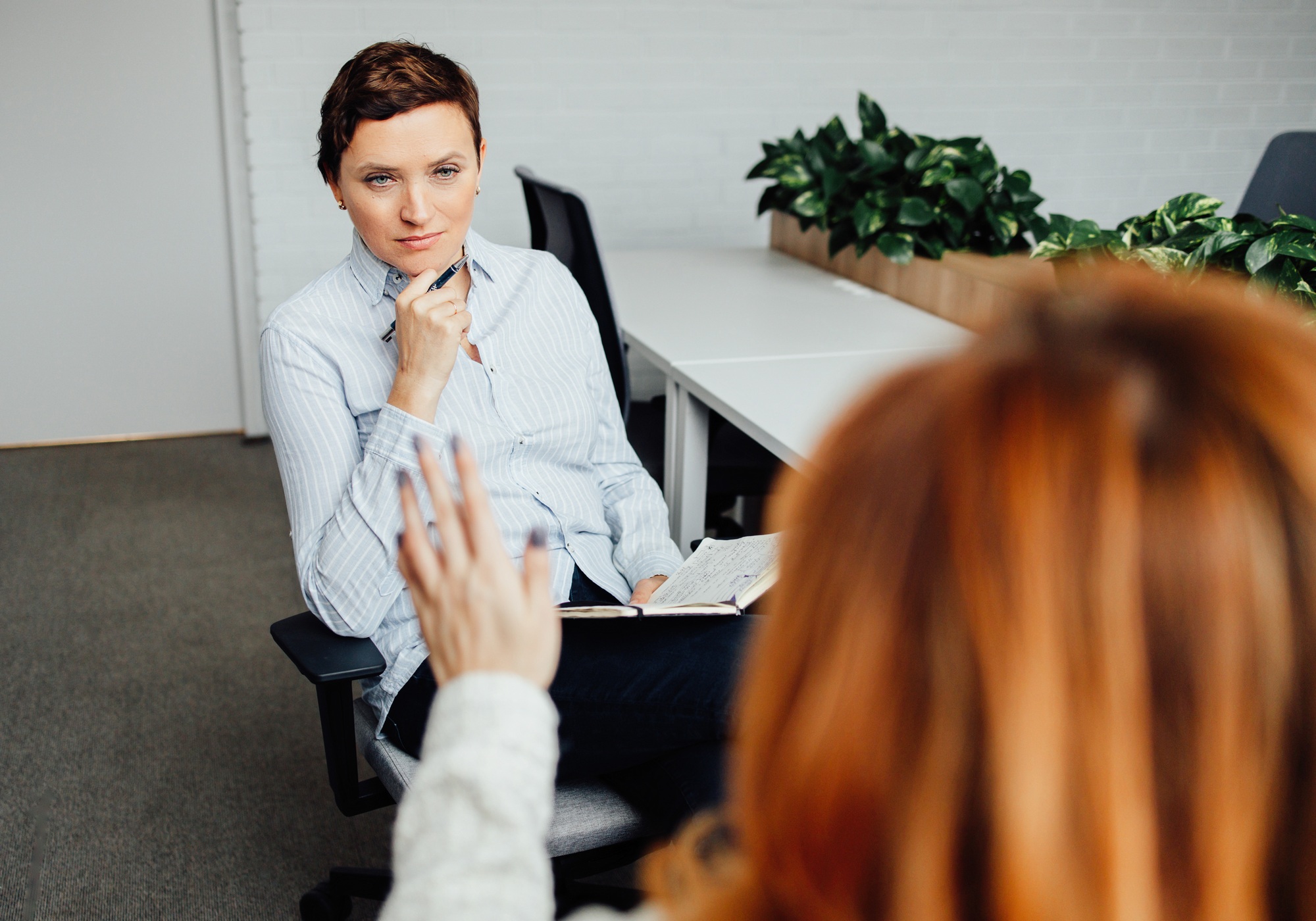 Inicio 4 A psychologist meets with a client in the office