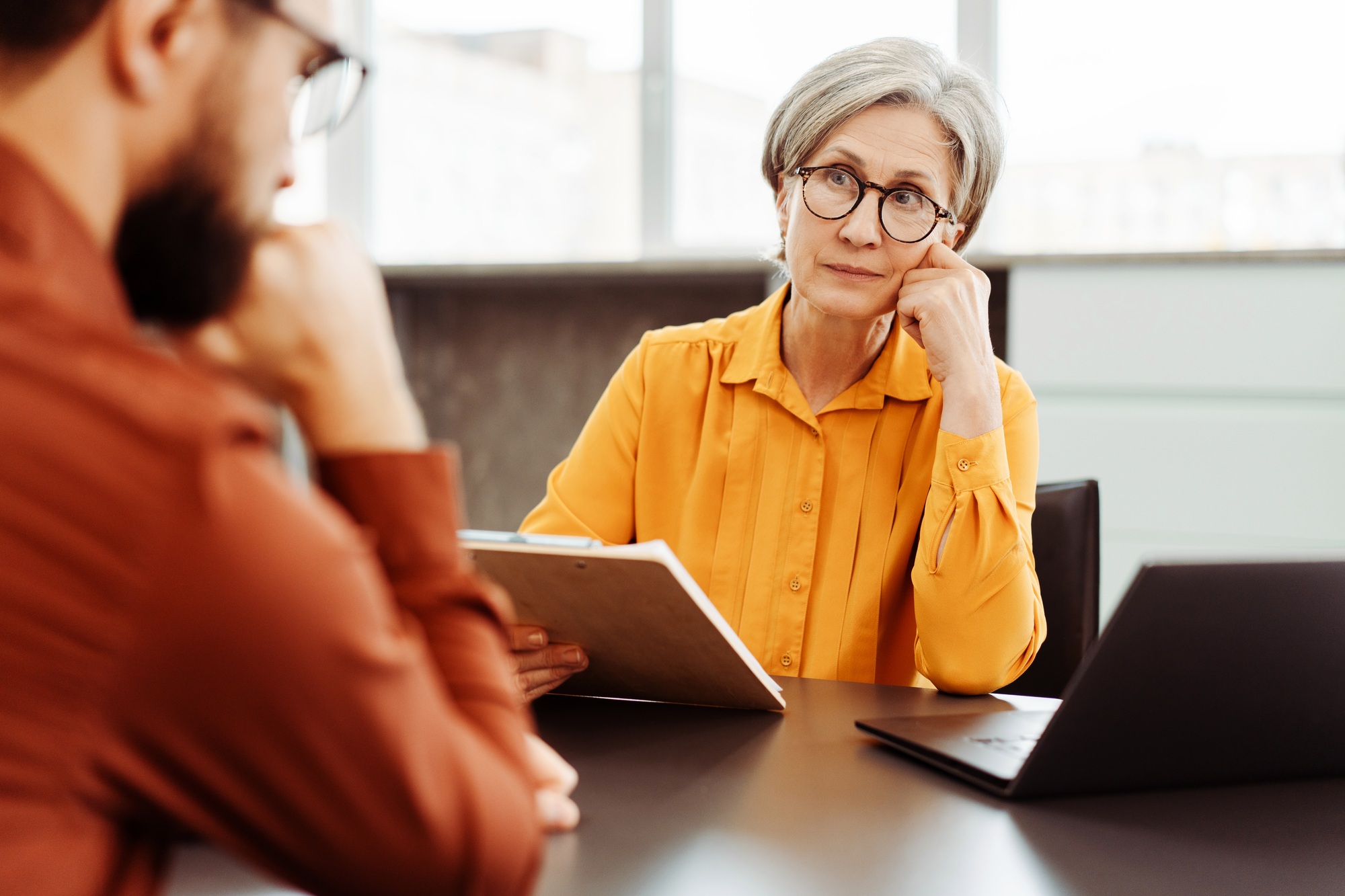 Inicio 1 Serious senior woman, psychologist listening patient. Therapy, psychologist session, mental health